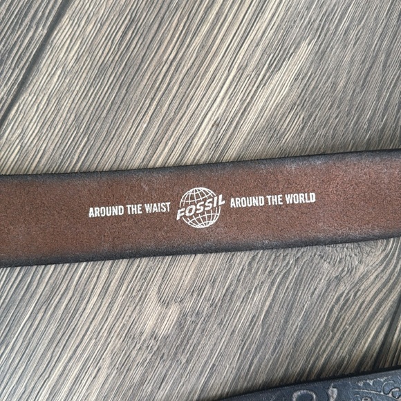 Fossil brown embossed leather belt with an Eagle buckle - Picture 4 of 7